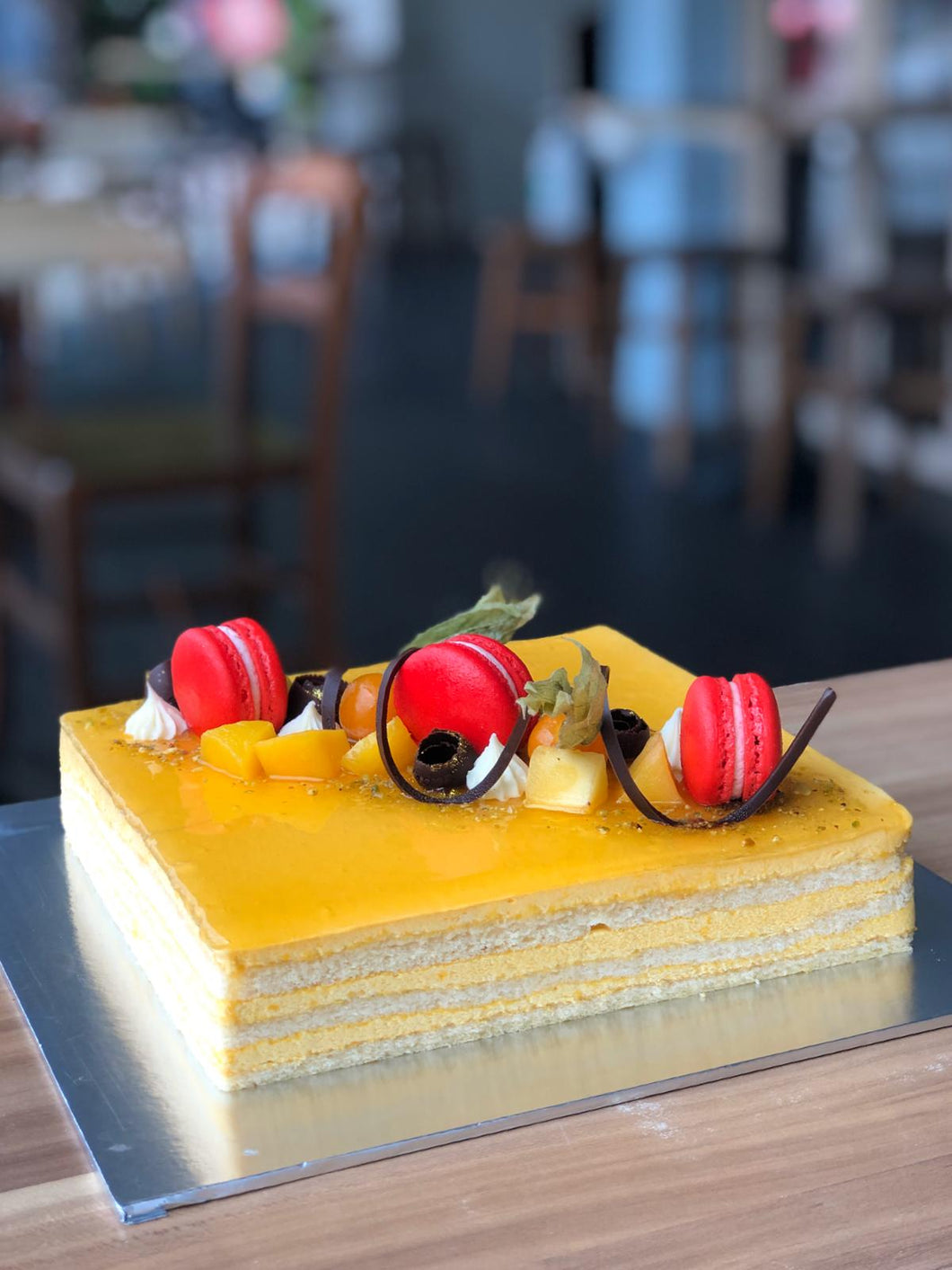 Mango delight ✨ Before we say bye till next year 🥭 1kg mango cake topped  with fresh mango, white chocolates and bedazzled with sugar... | Instagram